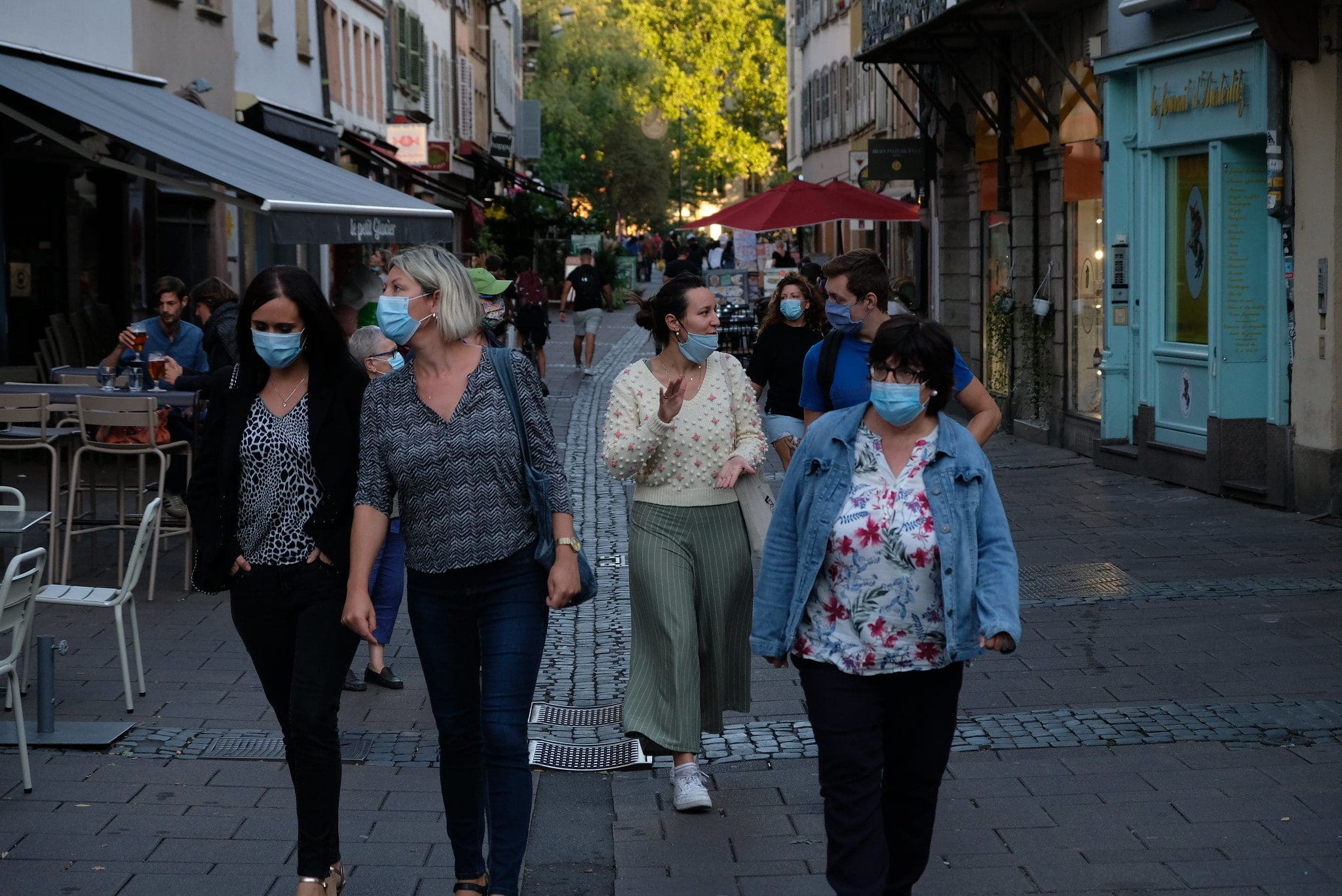 des gens avec des masques