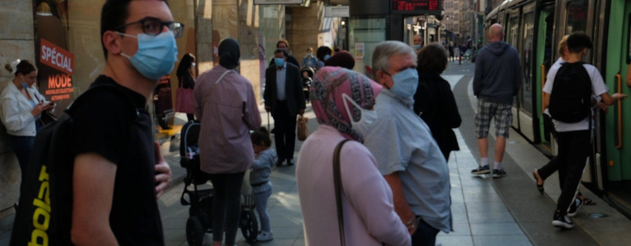 La préfecture prolonge le port du masque obligatoire en extérieur dans les « zones d’affluence »