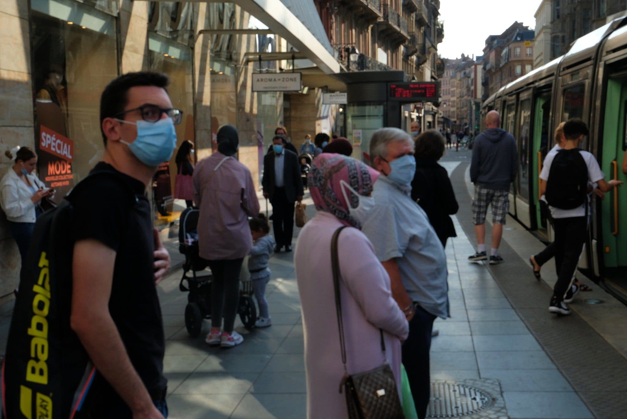 Les arrêtés successifs de la préfecture du Bas-Rhin imposent le masque à l'extérieur, alors qu'il est déjà porté au travail et dans les transports en commun (Photo GK / Rue89 Strasbourg / cc)