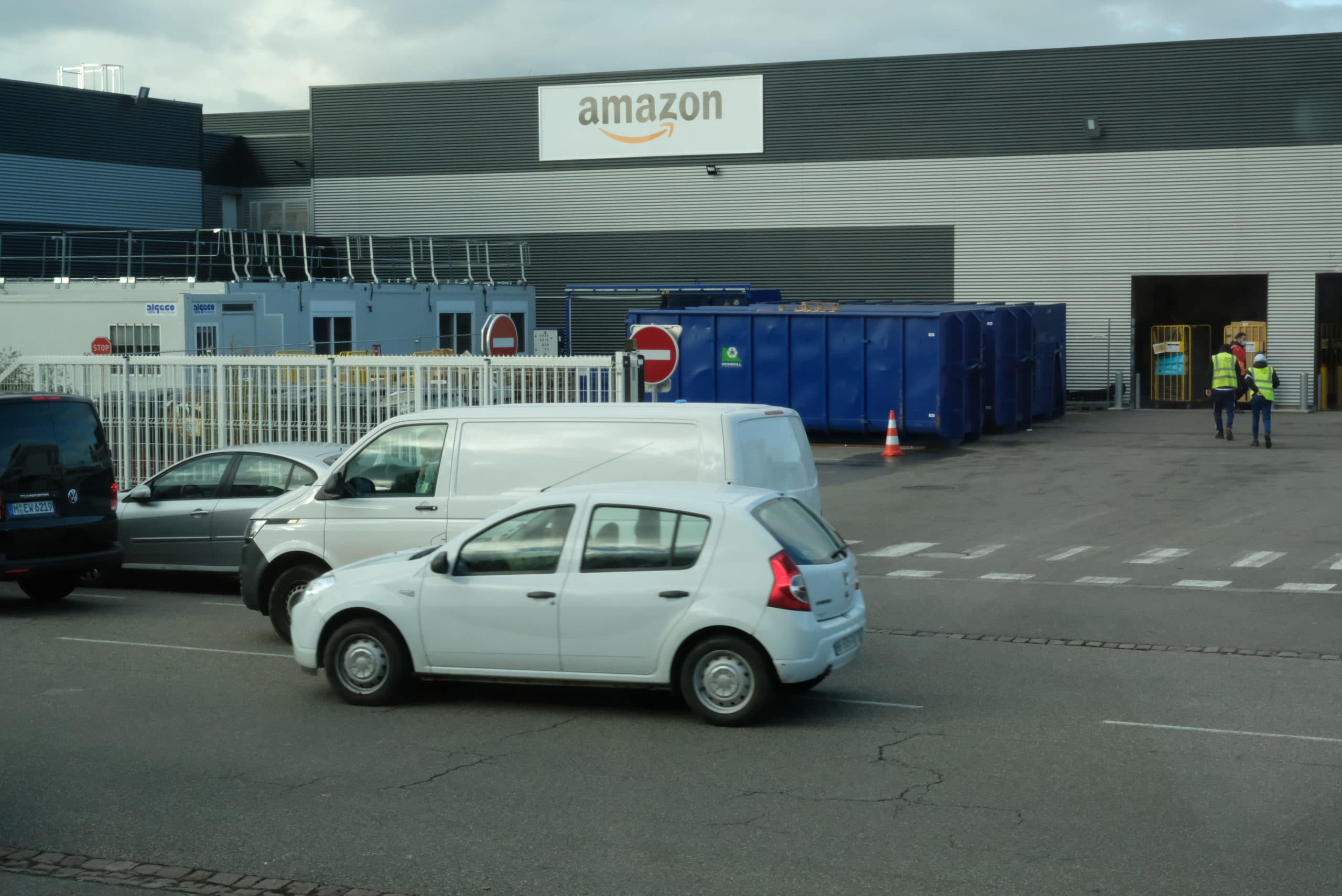 Embouteillages et incivilités… À la Meinau, l’entrepôt Amazon sature la rue Livio