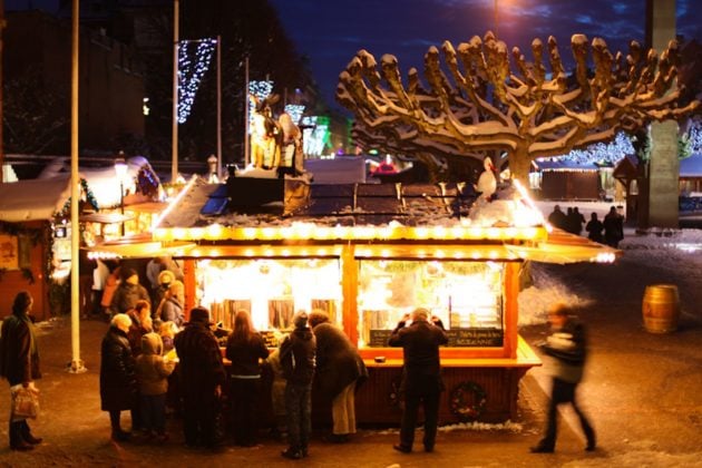 Les stands du Marché de Noël devraient être plus espacés afin d'éviter les attroupements (Photo Victor Maire / Rue89 Strasbourg / cc)