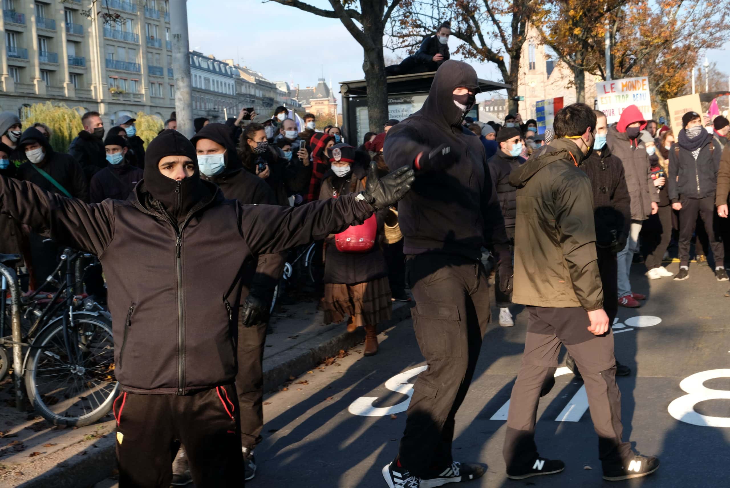 Des hooligans néonazis provoquent une bagarre en pleine manifestation