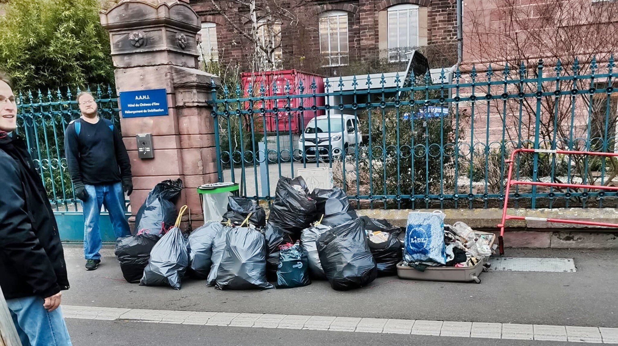 Il ramasse des déchets dans la rue, la police le verbalise