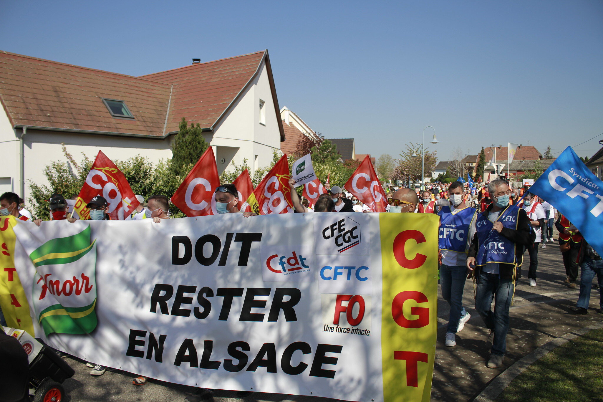 Les cinq syndicats (CFTC / CFE-CGC / FO/ CGT / CFDT) ont appelé à cette marche très suivie par les personnels. (photo JFG / Rue89 Strasbourg)