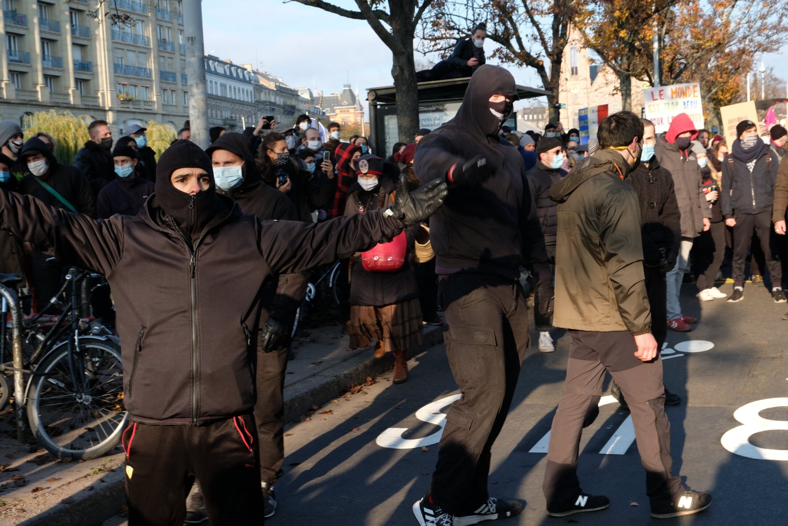 Toujours aucune poursuite contre les néonazis auteurs de violences en manifestation