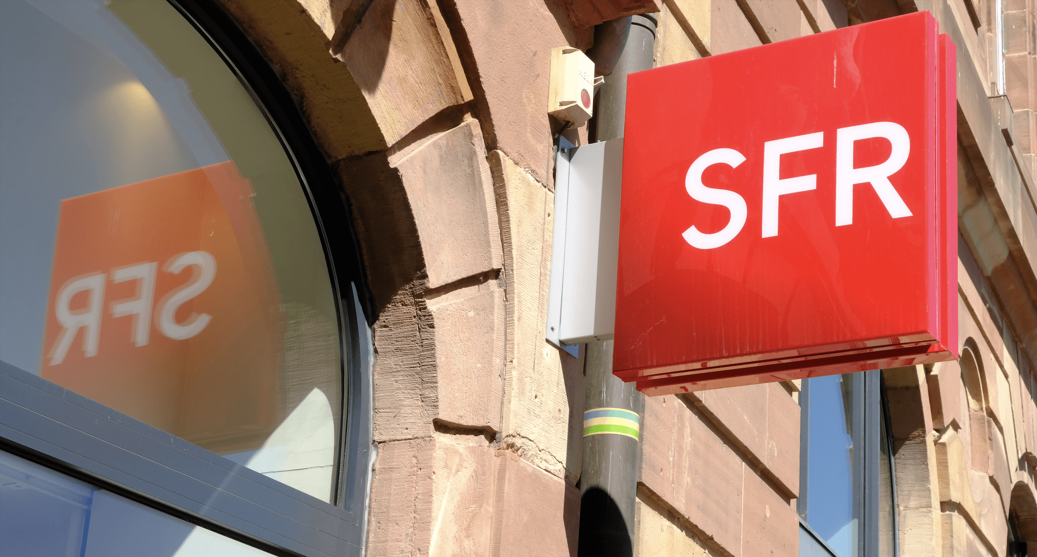 Assurances et services forcés, les pratiques de la boutique SFR de la place Kléber dénoncées