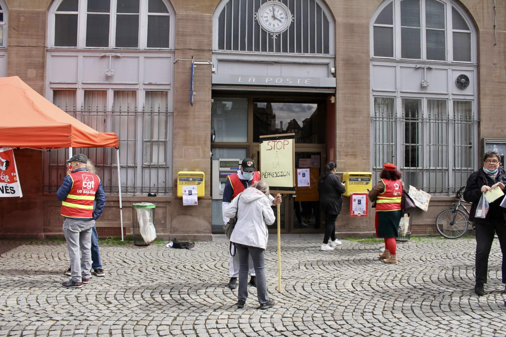 rassemblement devant la poste