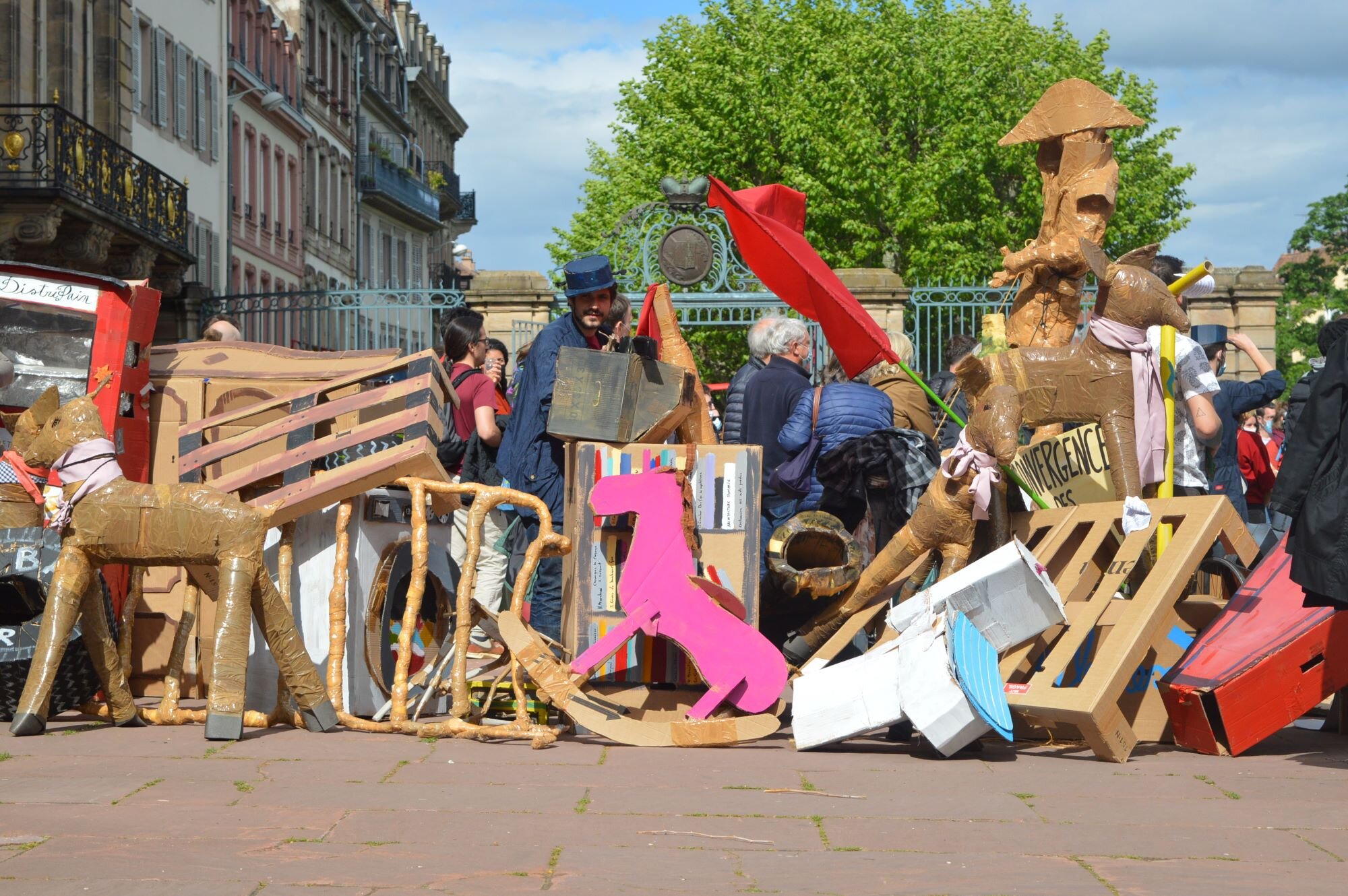 Dimanche, des artistes ont célébré la résistance éternelle en érigeant des barricades