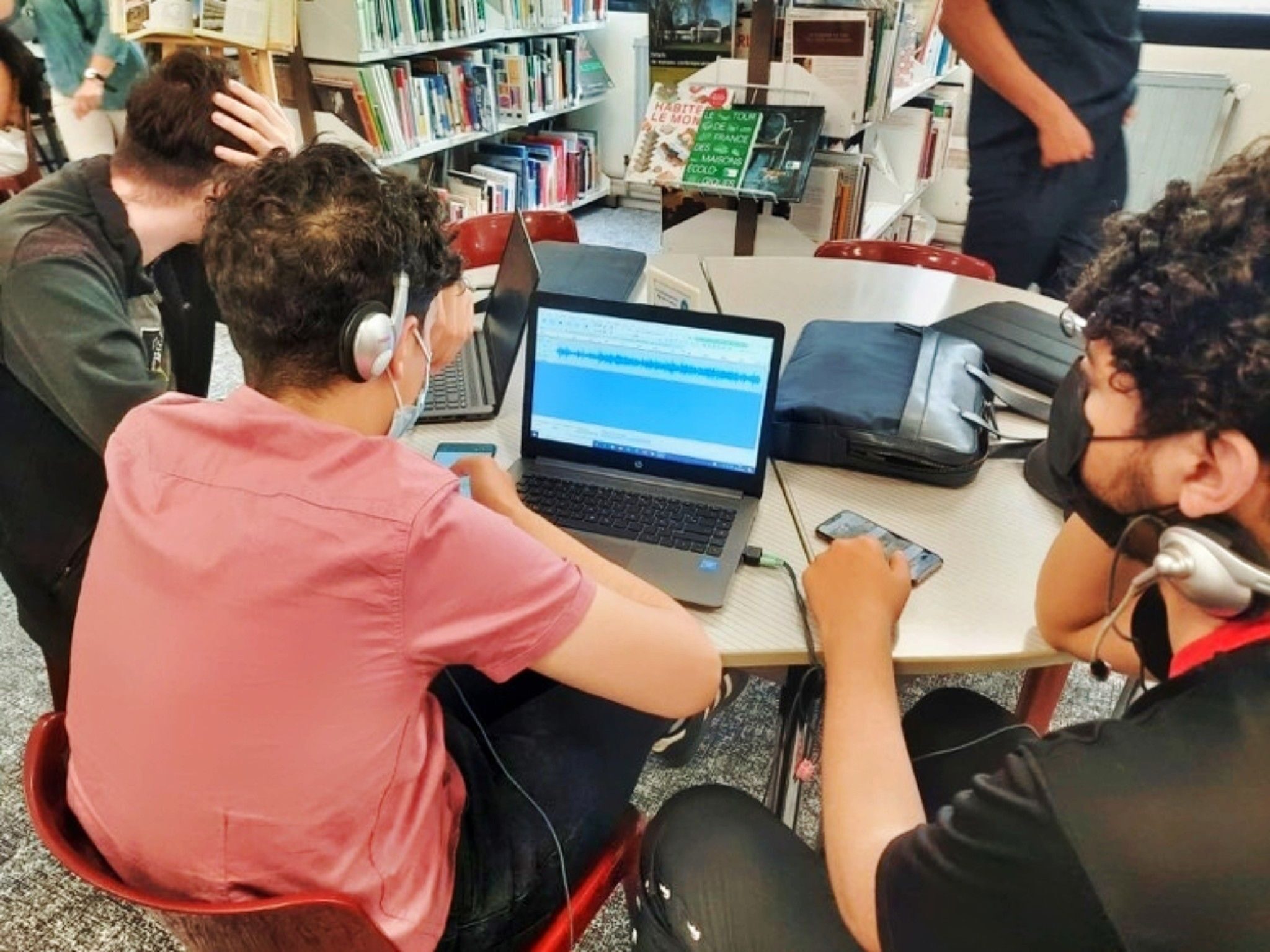 Dans un CDI d'un lycée strasbourgeois, des élèves apprennent à utiliser un logiciel de montage audio (doc remis)