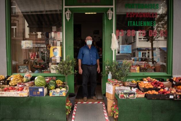 Antonio Fernandes devant son épicerie