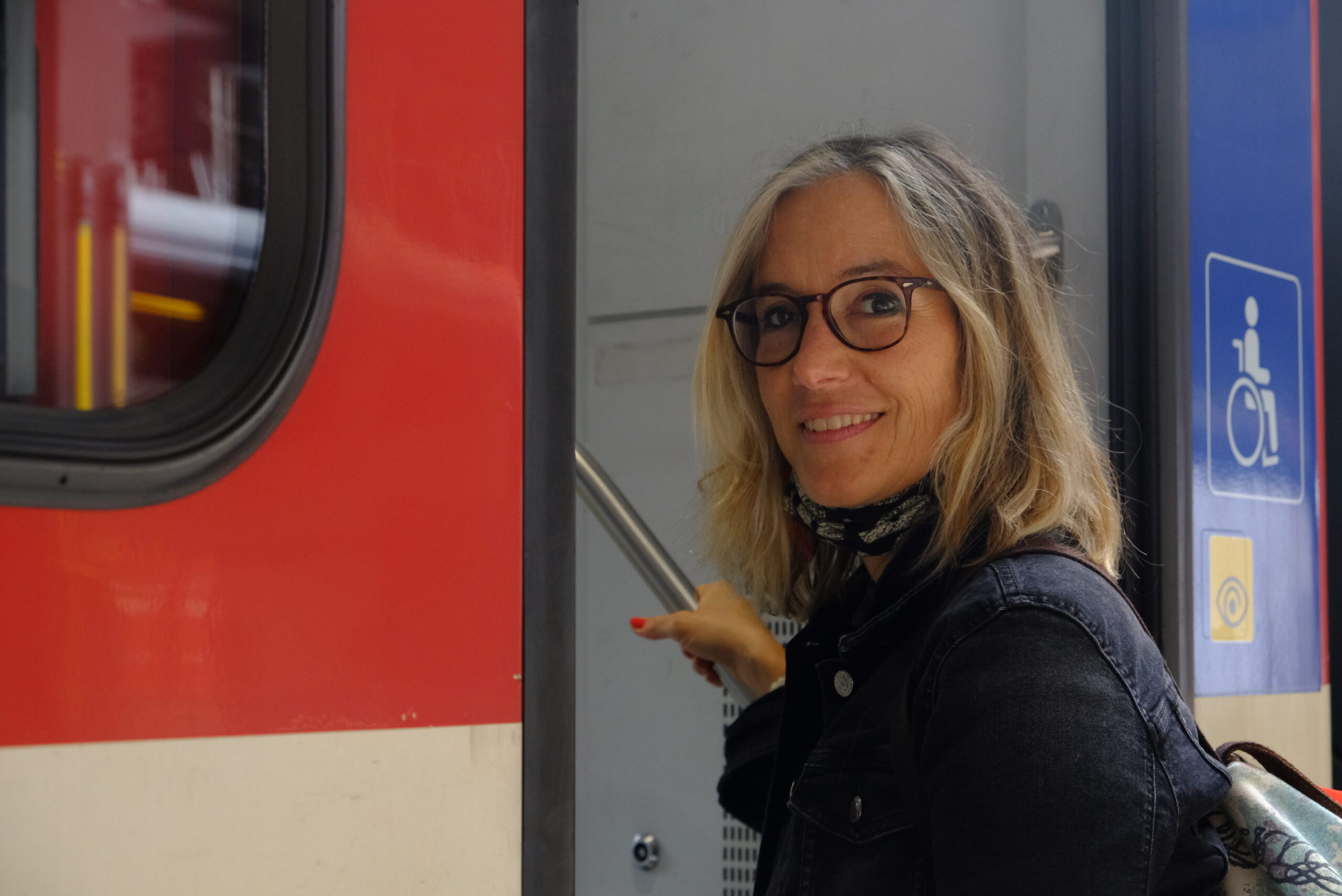 30 ans plus tard, Salomé cherche à retrouver son coup de foudre du train Bâle-Paris