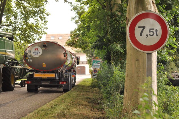 La RD421, à Mommenheim, panneau d'entrée de village et interdiction aux PL de plus de 7,5 tonnes