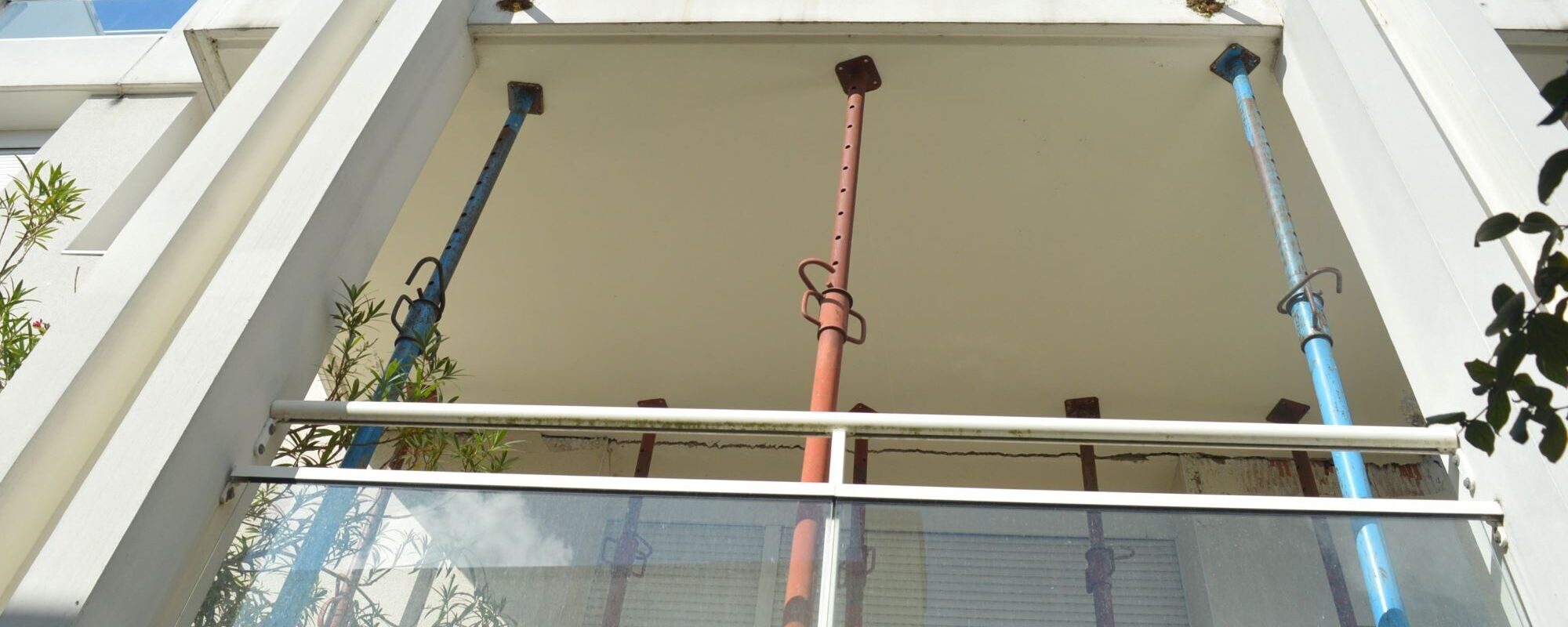Sur un immeuble de Bouygues, les balcons s’effondrent, les habitants payent