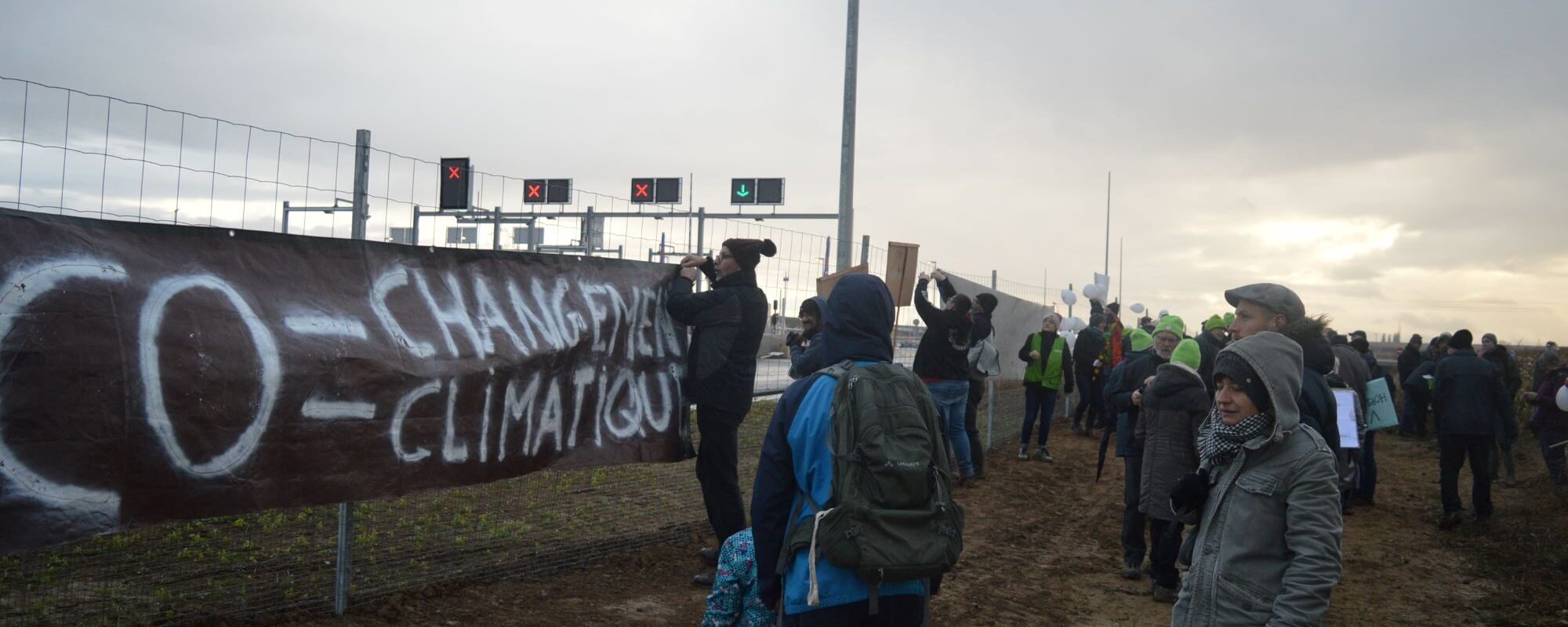 Une centaine d’écologistes, autour des portes ouvertes du GCO, interpellent les participants