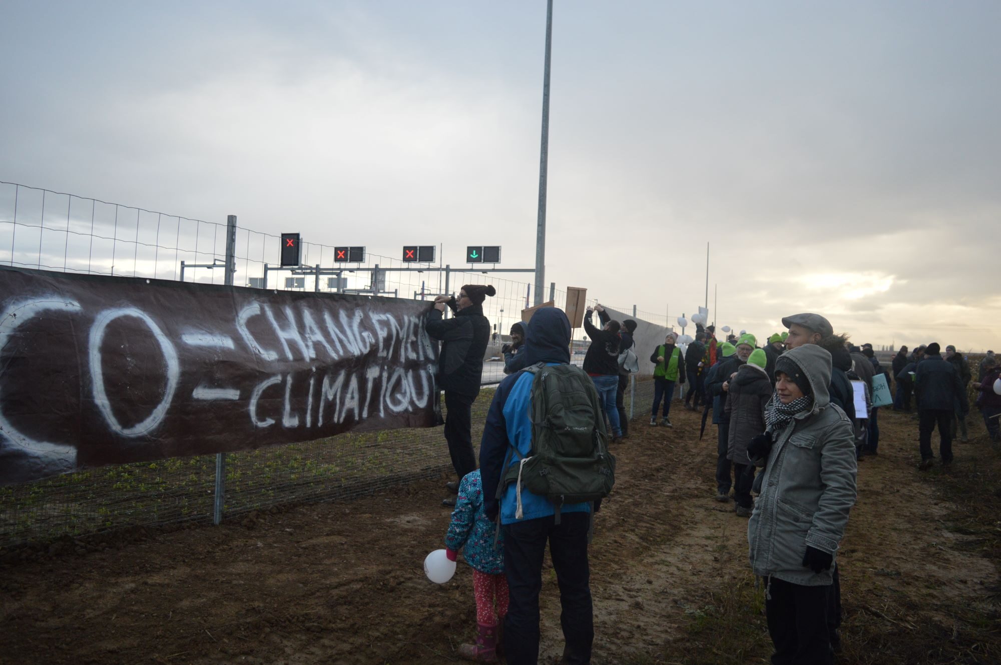 Une centaine d’écologistes, autour des portes ouvertes du GCO, interpellent les participants
