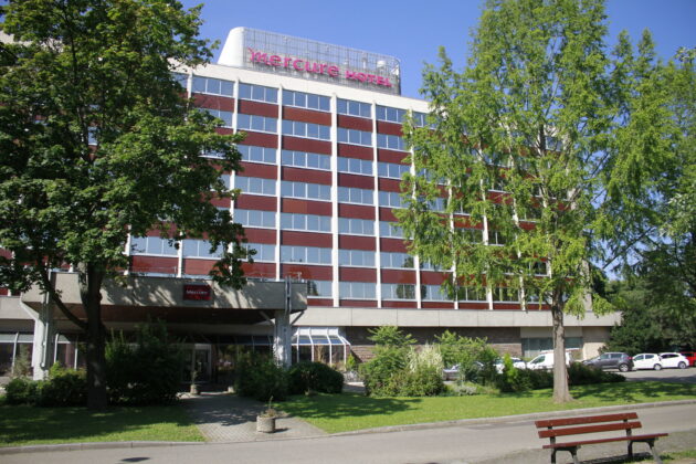 Hôtel réquisitionné pour l'accueil de demandeurs d'asile à Strasbourg fin août 2021. Place de Bordeaux. (Photo JFG / Rue89 Strasbourg / cc).