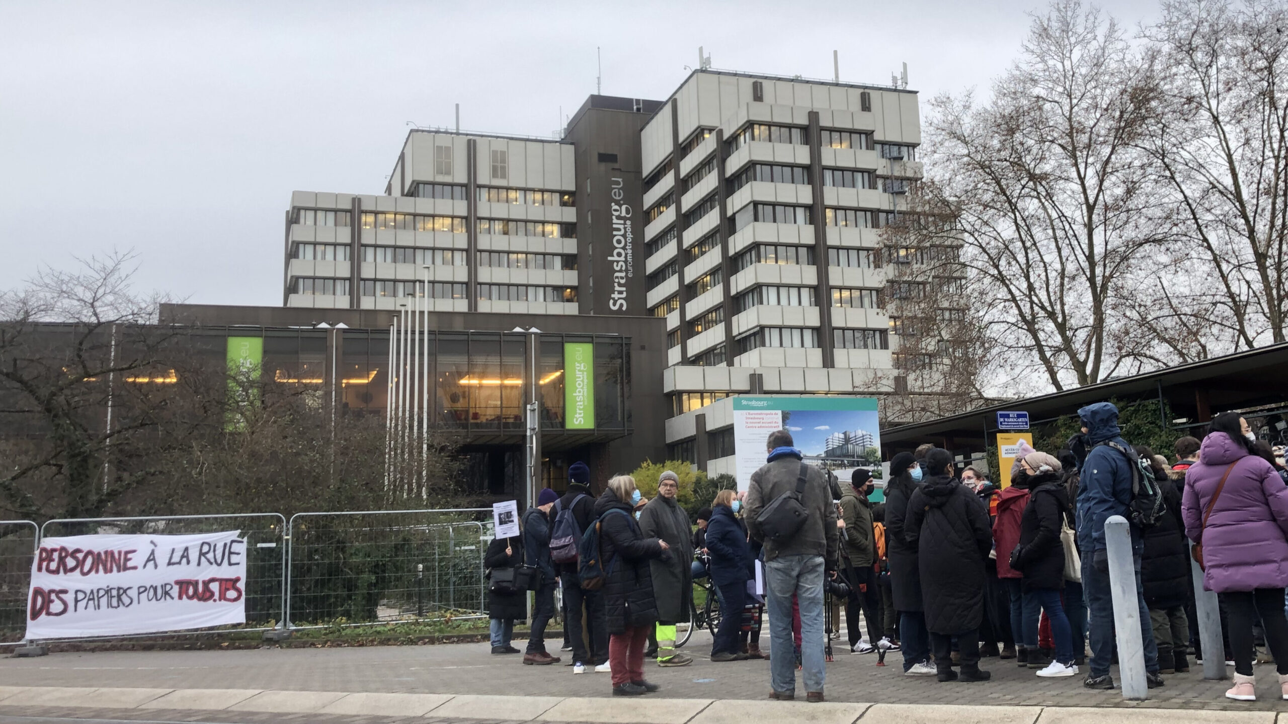 Après deux semaines, le collectif « Pas d’enfant à la Rue » grandit et s’adresse à la mairie