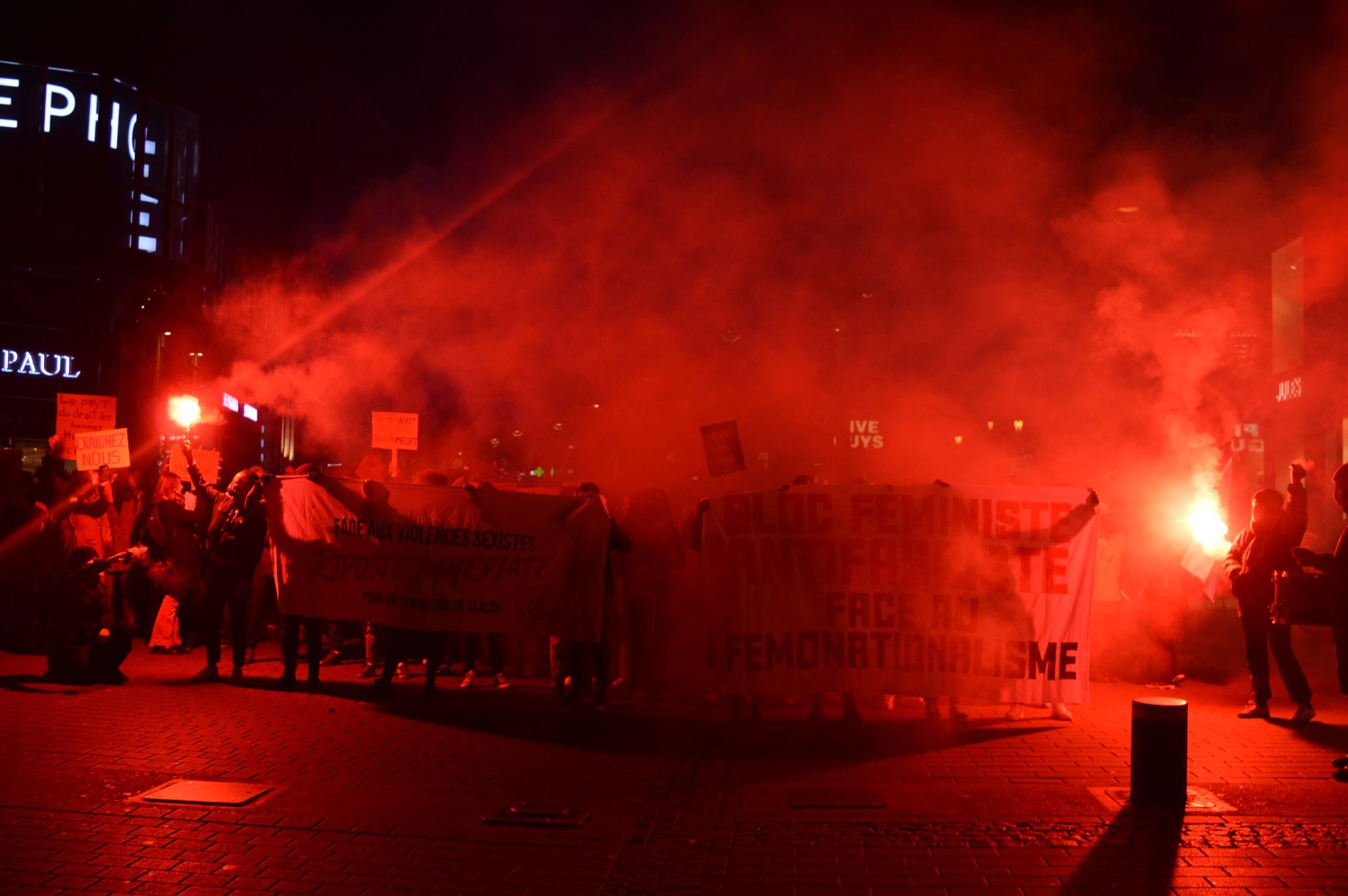 Services d’ordre, tractage, réseaux sociaux : la riposte des antifas locaux contre l’extrême-droite