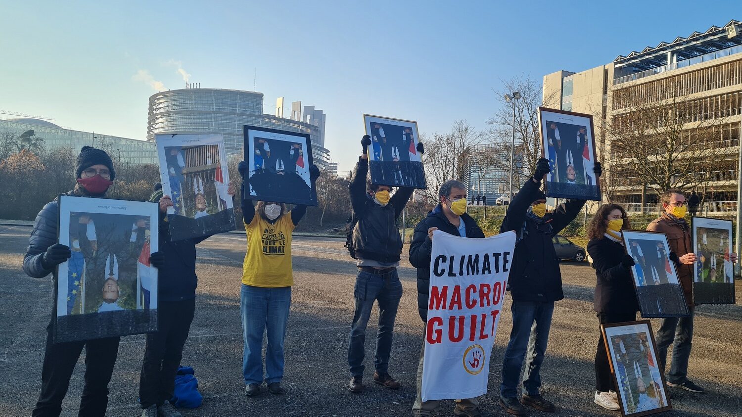 Des Décrocheurs mazoutent des portraits d’Emmanuel Macron pour dénoncer son inaction climatique