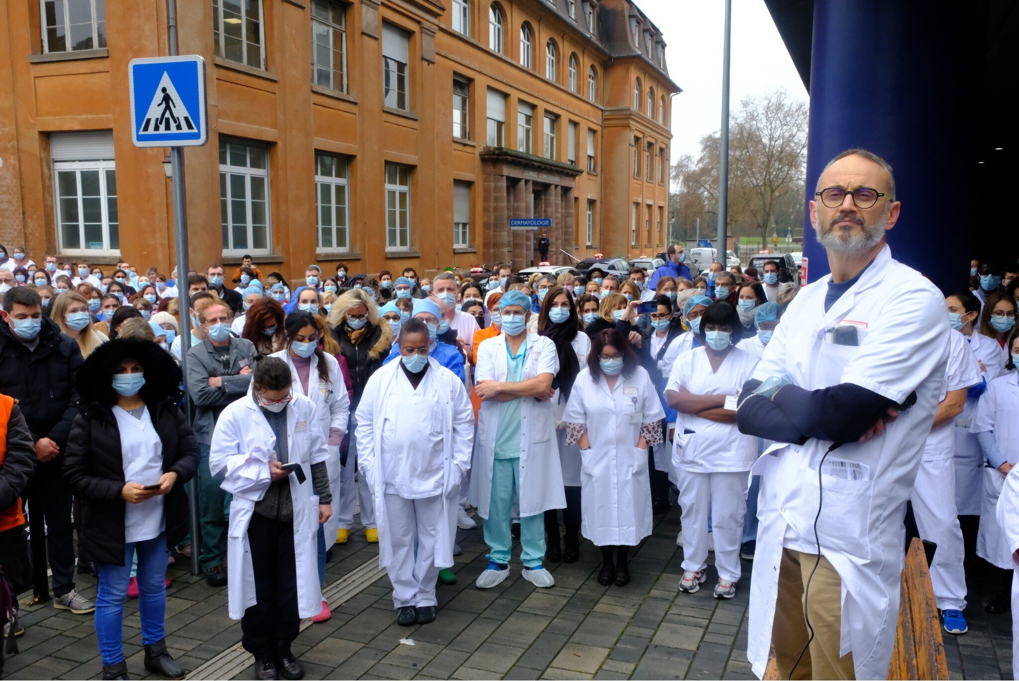 « Pour la mort annoncée de l’hôpital public » : initiée à Strasbourg, la minute de silence gagne toute la France