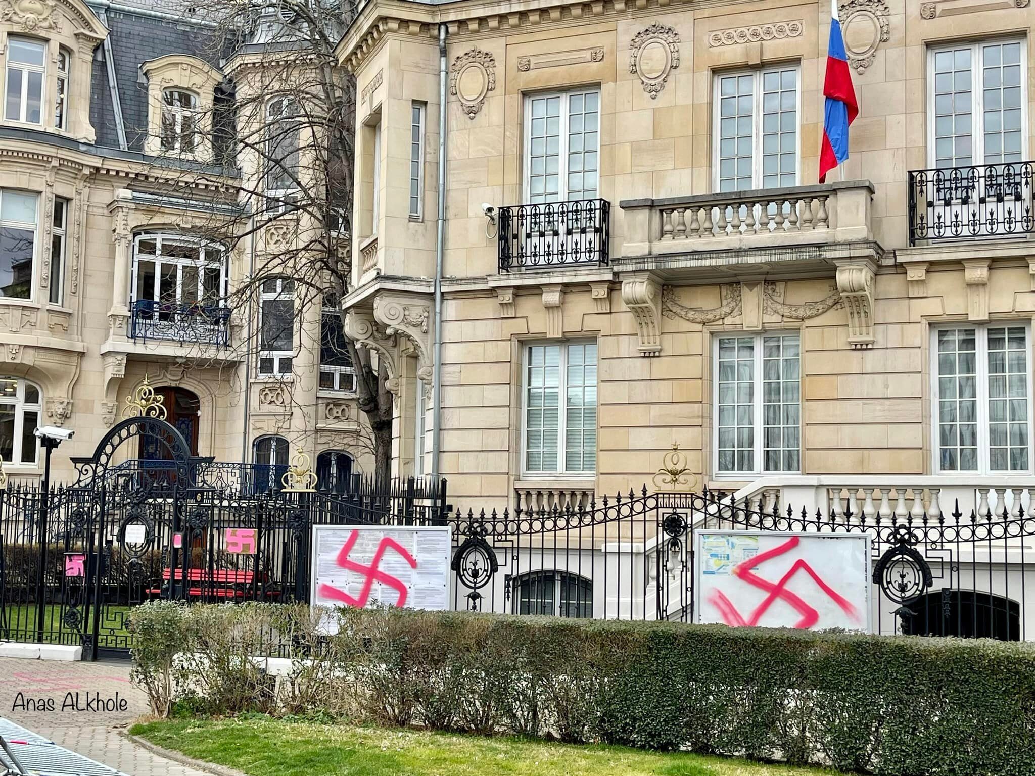 Des croix gammées taguées sur le consulat de Russie à Strasbourg