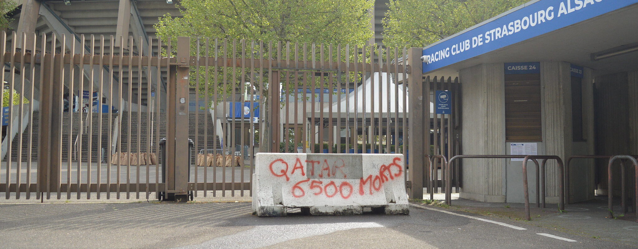 Des dizaines de tags contre le Qatar autour du stade de la Meinau avant Strasbourg-PSG