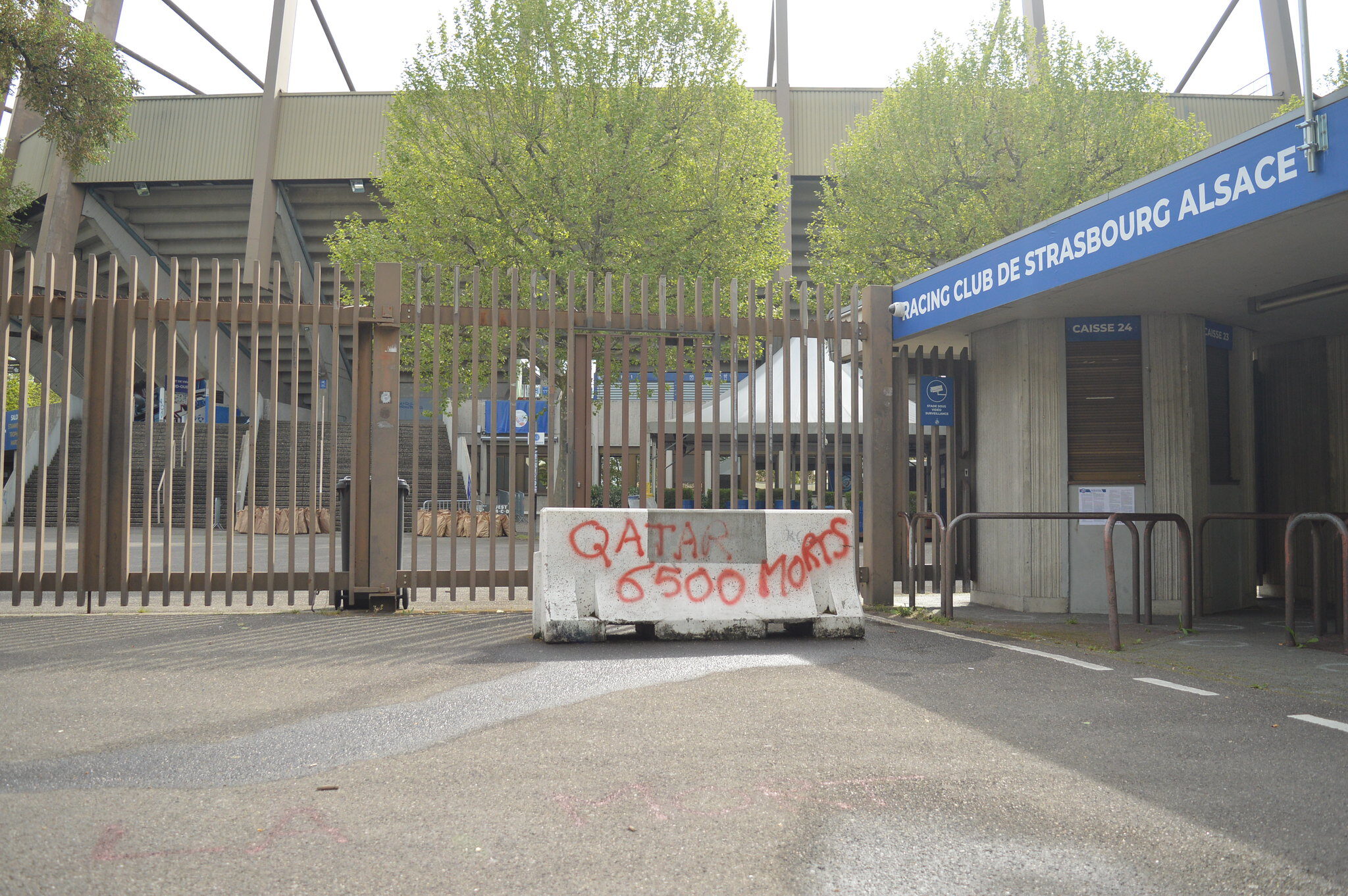 Des dizaines de tags contre le Qatar autour du stade de la Meinau avant Strasbourg-PSG