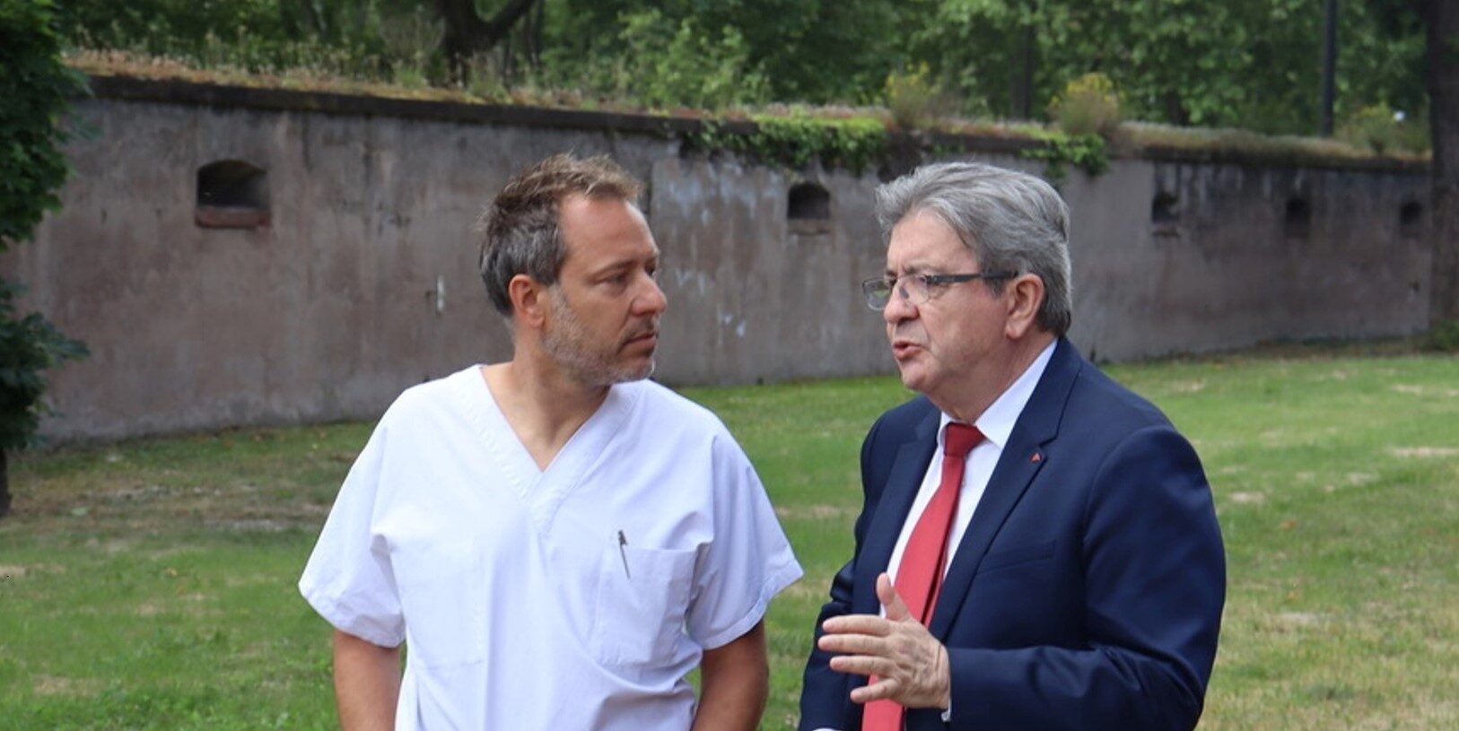 Après les minutes de silence « pour la mort annoncée de l’hôpital », Jean-Luc Mélenchon en campagne au NHC