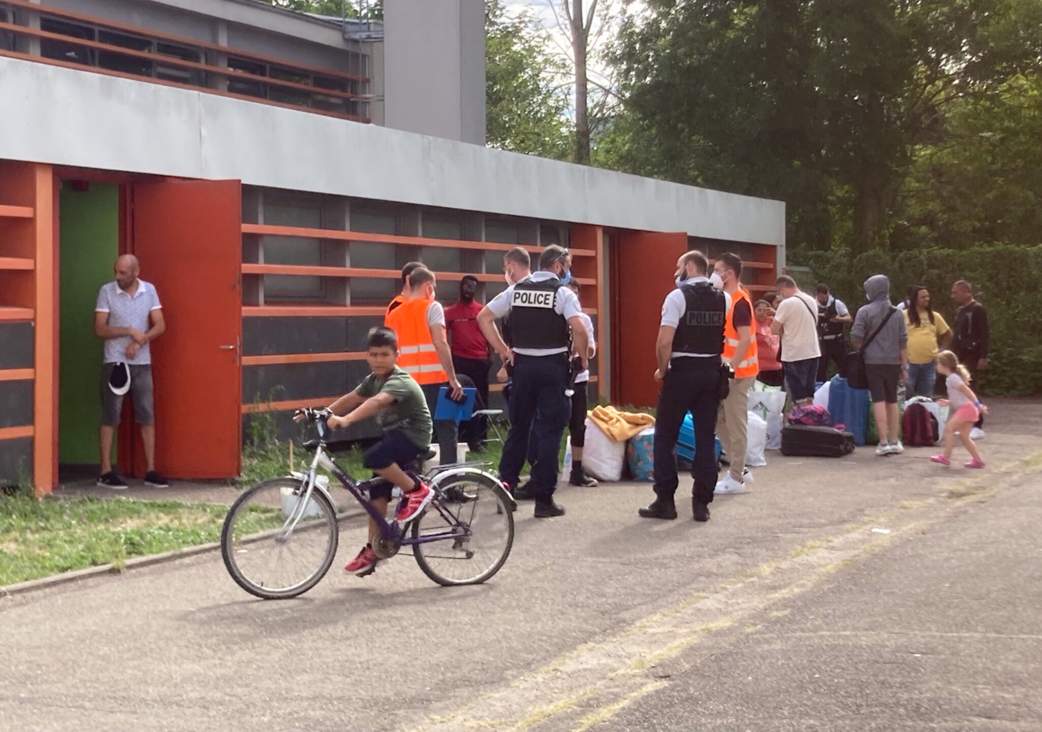 La majorité des sans-abris de la place de l’Étoile envoyés dans un « centre d’aide pour le retour »