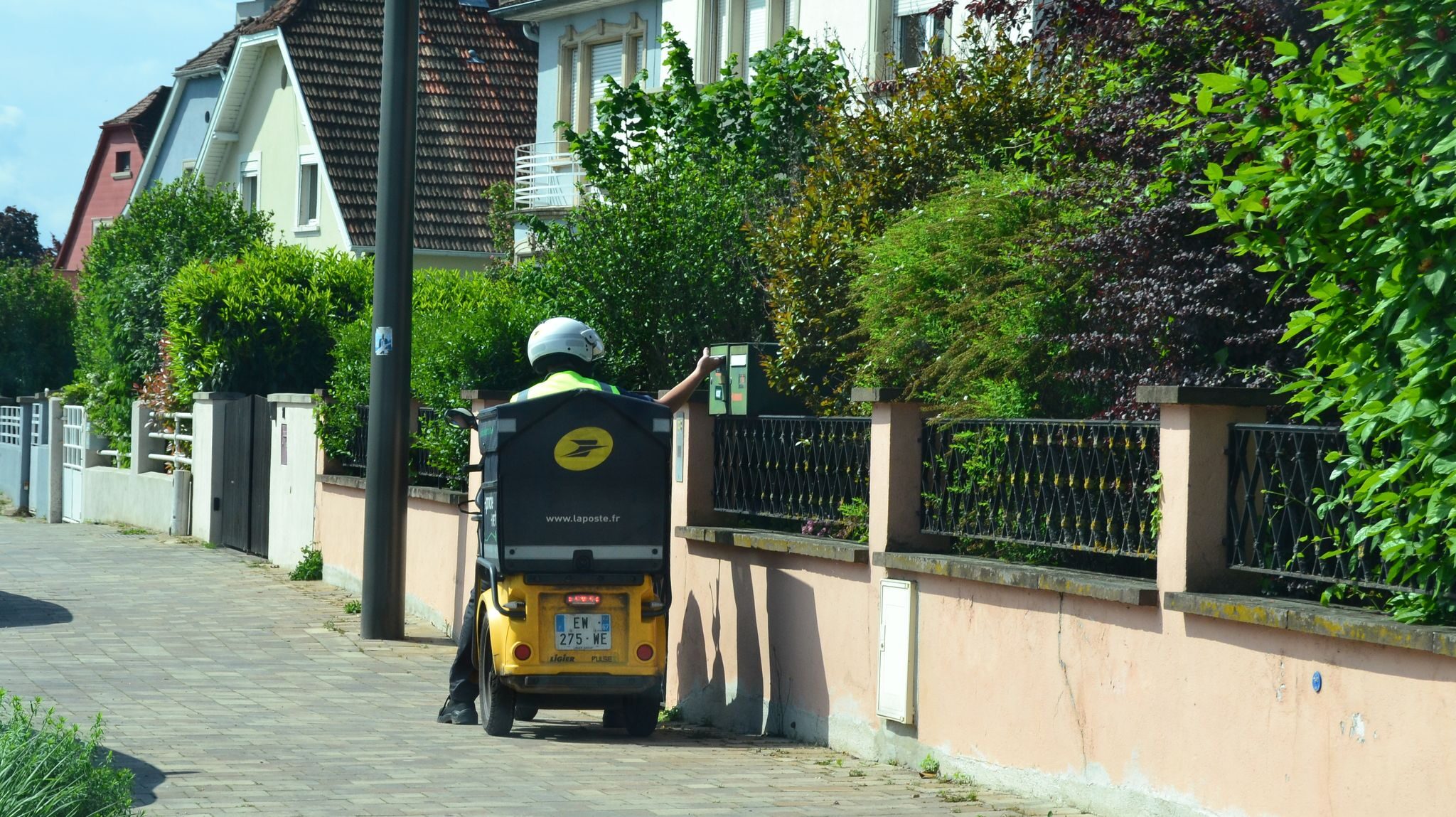 Il dénonce la dangerosité des motos sur les trottoirs, La Poste le licencie