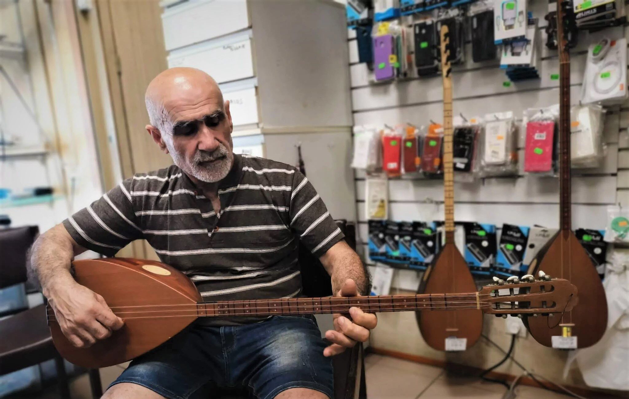 Baki Yilmaz, le discret fabricant de saz du Faubourg national