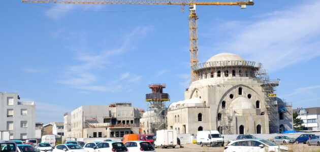 Églises, mosquées et synagogues : la municipalité revoit ses règles de financement des lieux de culte