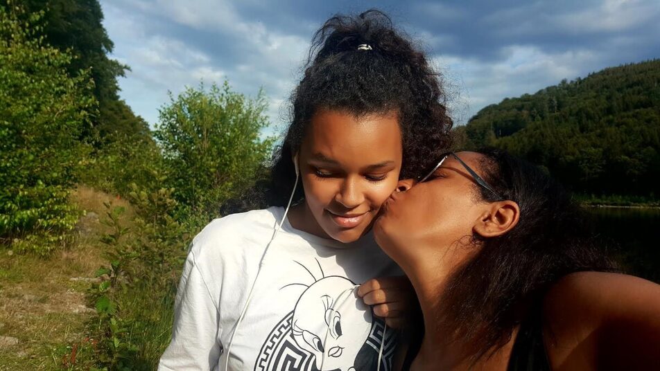 Suicide de Dinah, 14 ans : l’enquête révèle des souffrances répétées et des alertes minorées