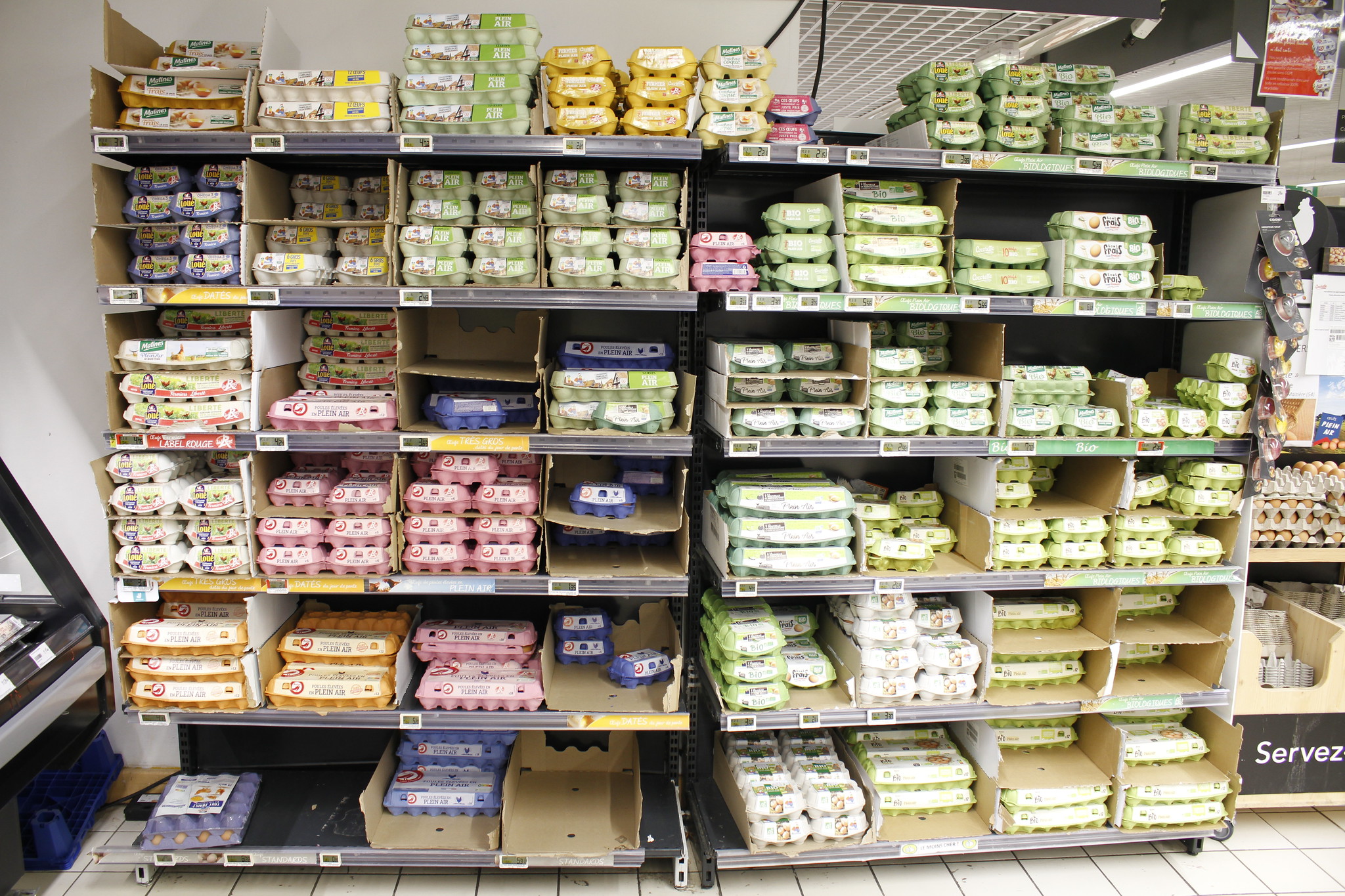 Du poulet et des œufs d’élevages confinés vendus avec le label « plein air » en magasin