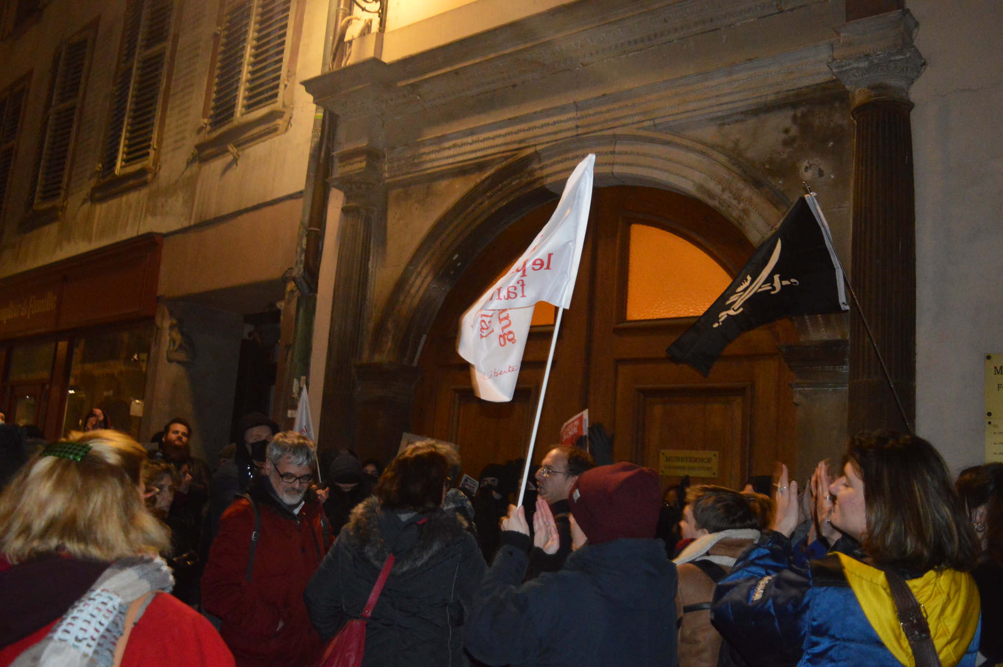 Une soixantaine de militantes féministes ont bloqué l’accès à une conférence « pro-vie » lundi soir