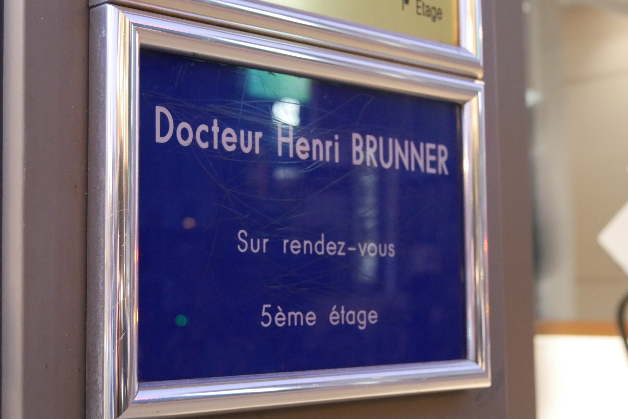 Cinq médecins et 12 témoins : une nouvelle plainte contre l’expert-psychiatre Henri Brunner à l’Ordre des médecins