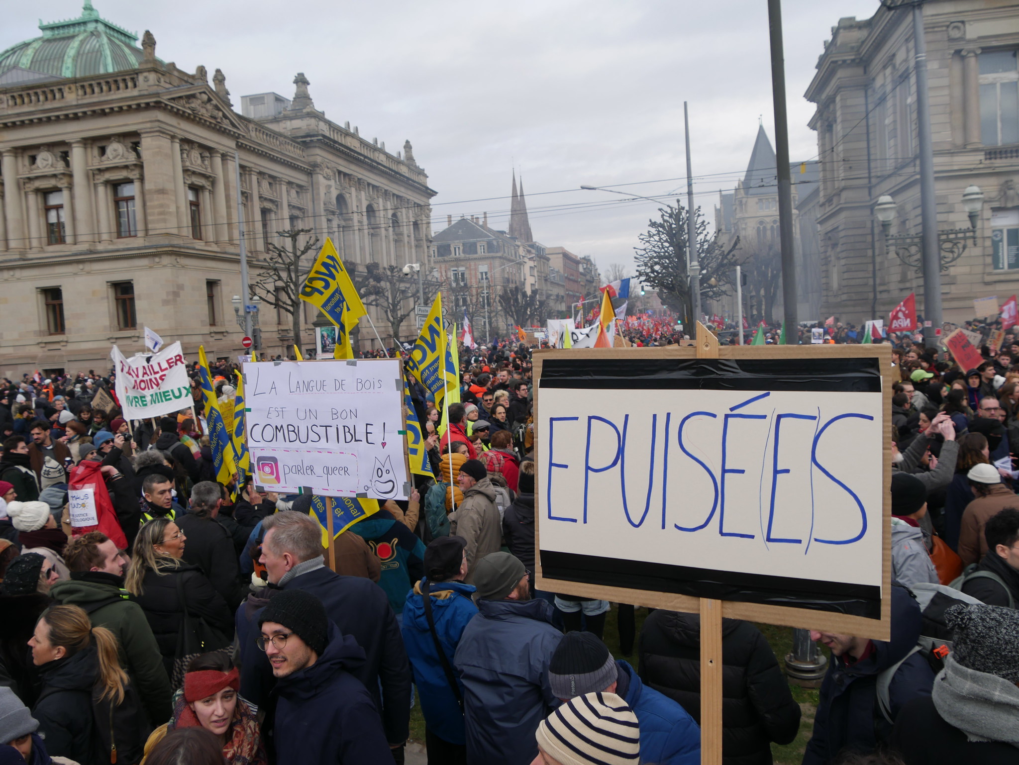 Blocages et regain de mobilisation : le résumé de la première journée de grève générale