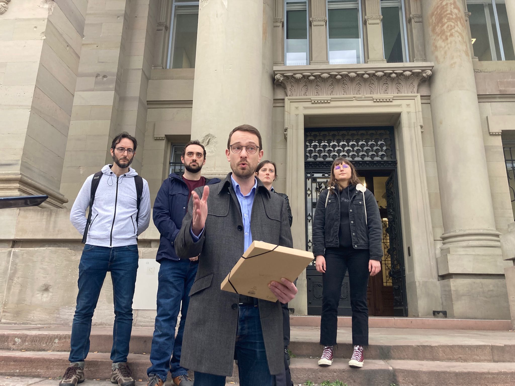 Manifestants bloqués dans une rue et gazés : Emmanuel Fernandes signale la police auprès de la procureure