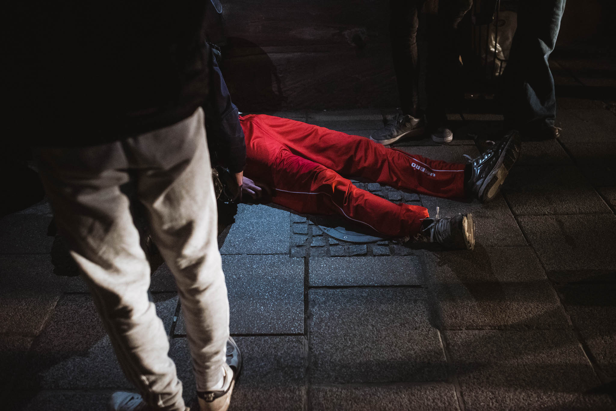 Petite rue des Dentelles : « On était à genoux, on suppliait pour sortir et la police ne réagissait pas »