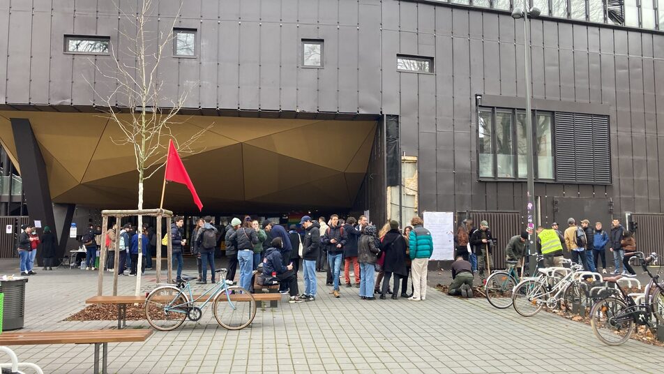 Contre la réforme des retraites jeudi 9 mars, des étudiants bloquent Sciences Po Strasbourg