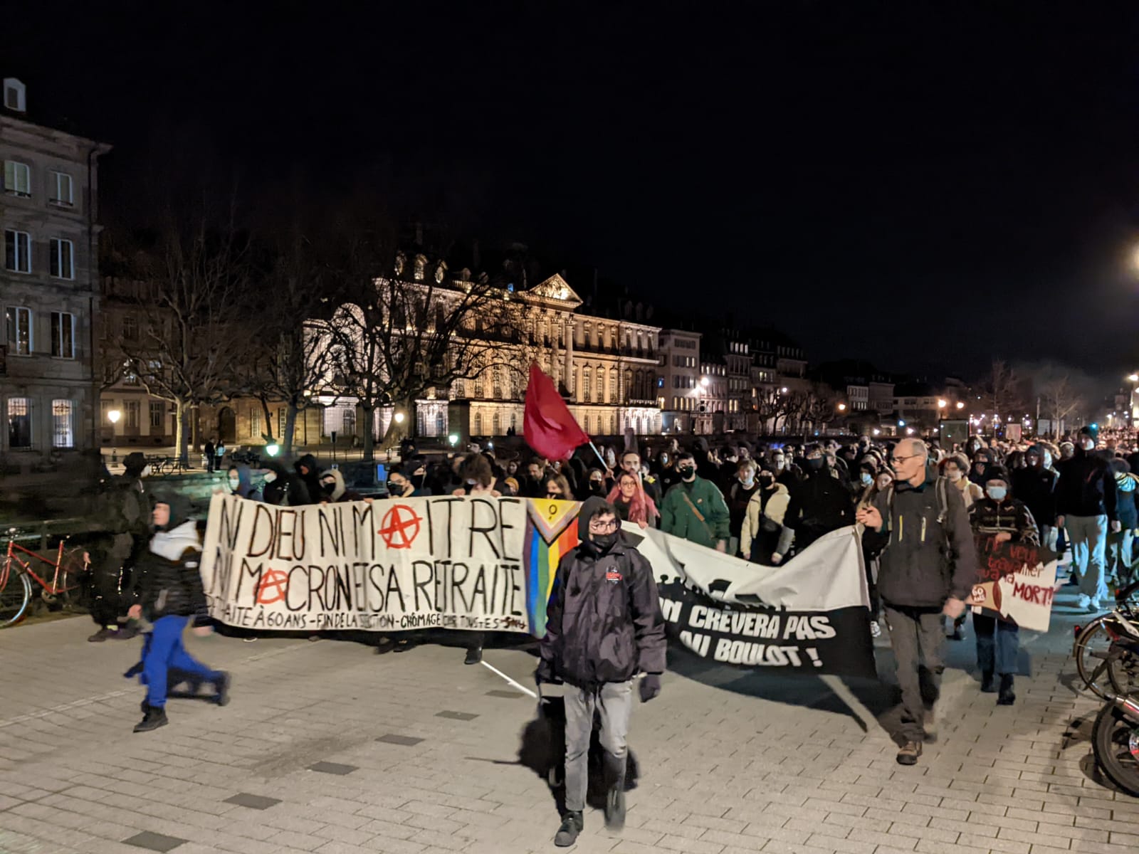 « Et nous aussi on va passer en force » : le 49-3 provoque une manifestation de près d’un millier de personnes