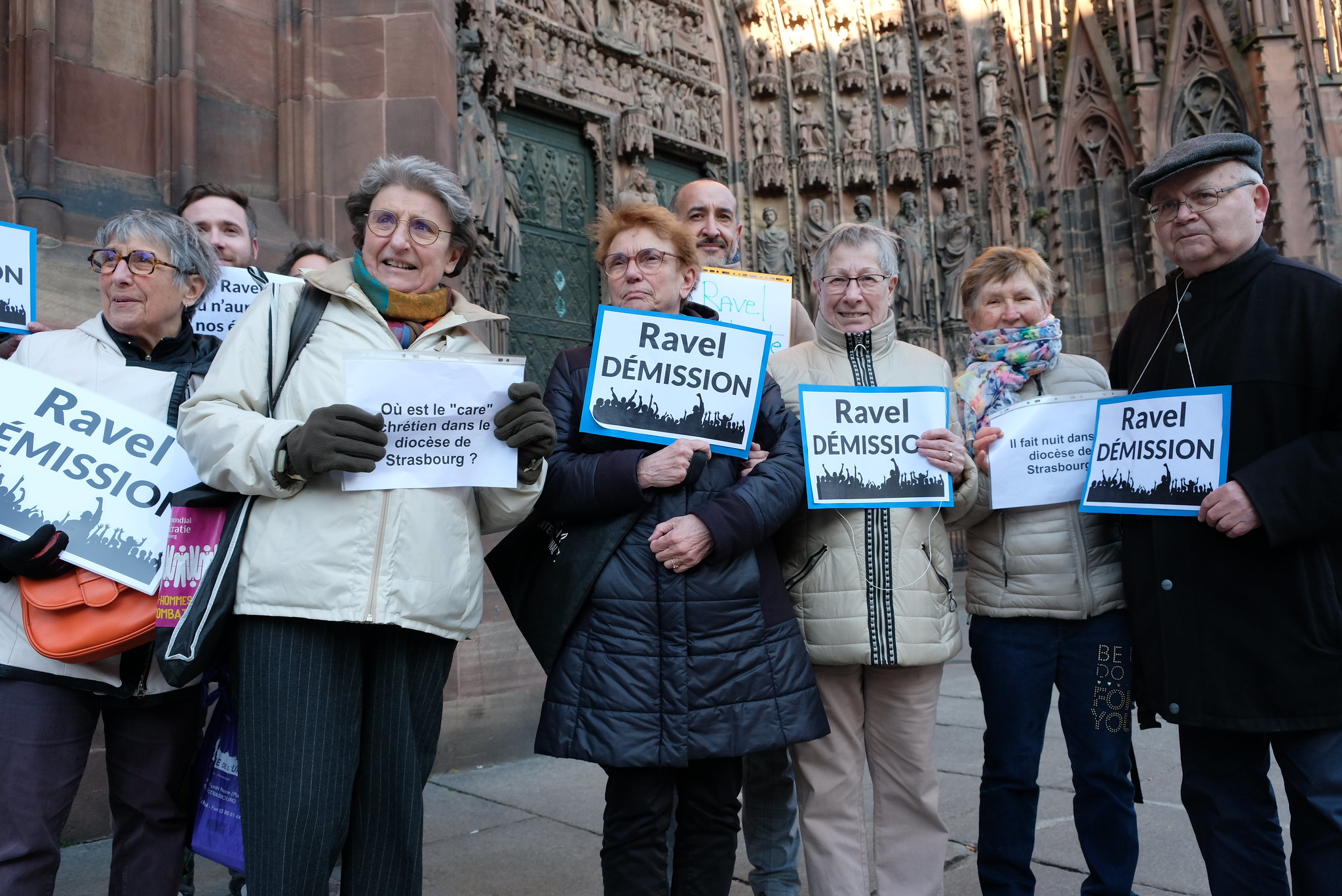 « Non à un évêque qui flingue » : devant la cathédrale, une manifestation pour la démission de l’archevêque Luc Ravel