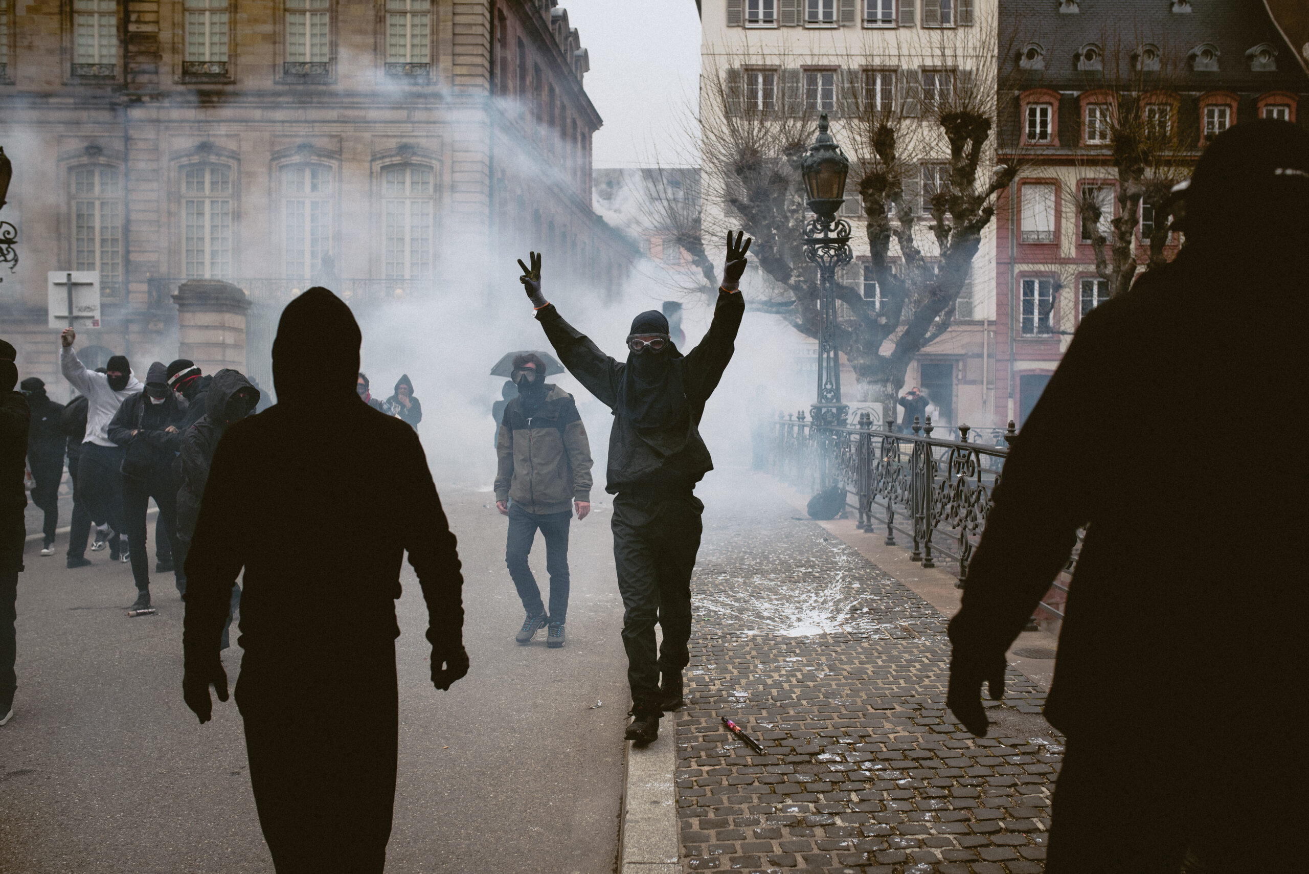 « On n’est pas des casseurs sans but » : des membres du black bloc expliquent leur mode d’action radical