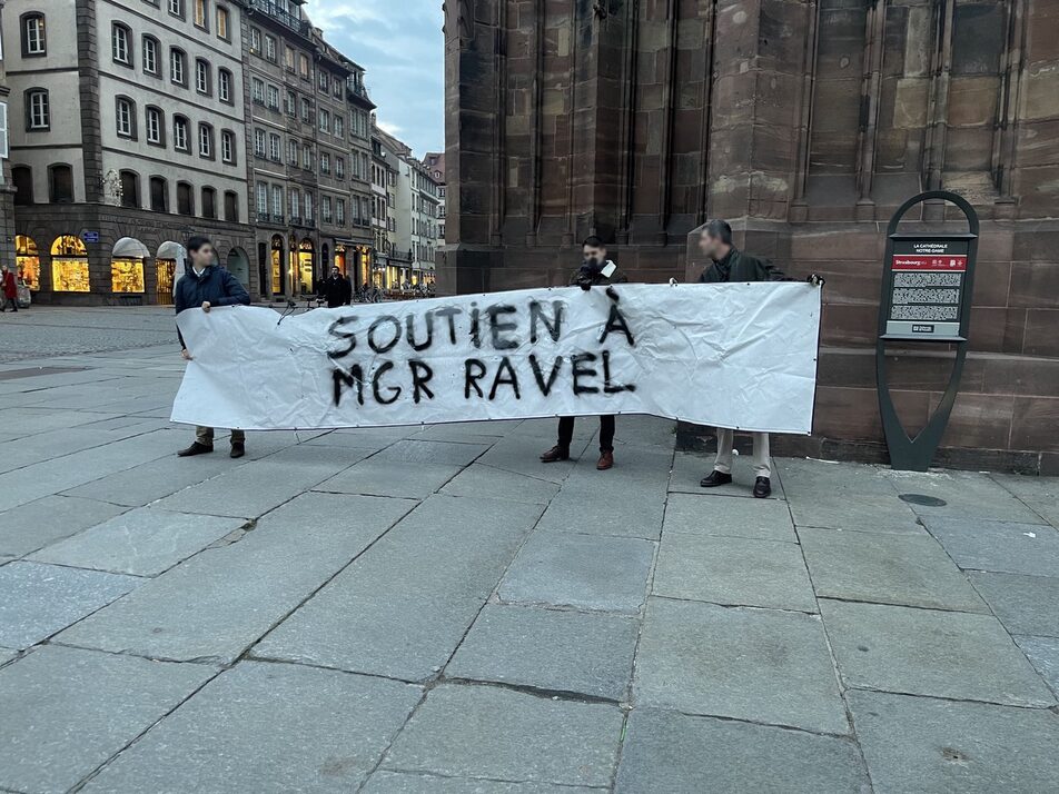 Les royalistes de l’Action française à la rescousse de l’archevêque Mgr Ravel