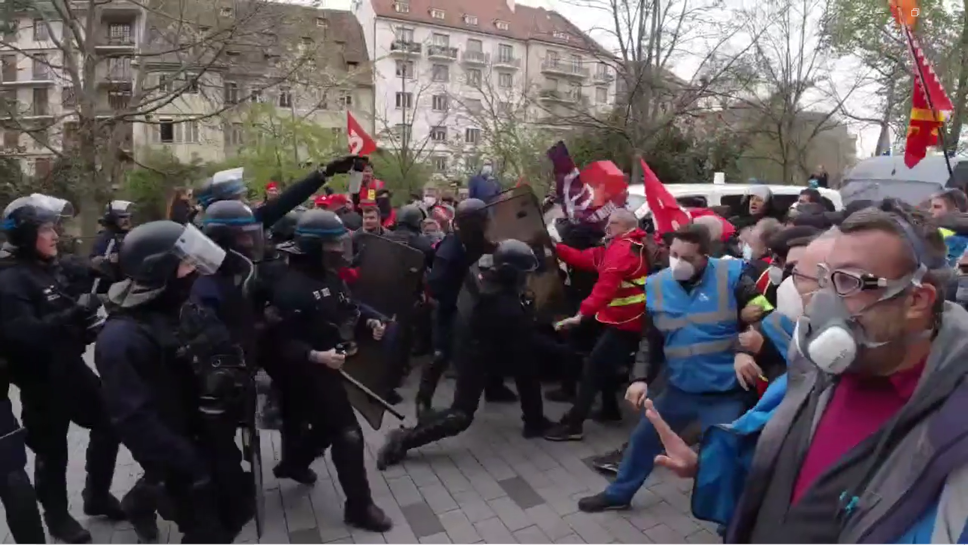 Service d’ordre intersyndical gazé et affrontements entre police et black bloc : direct de la onzième journée de mobilisation