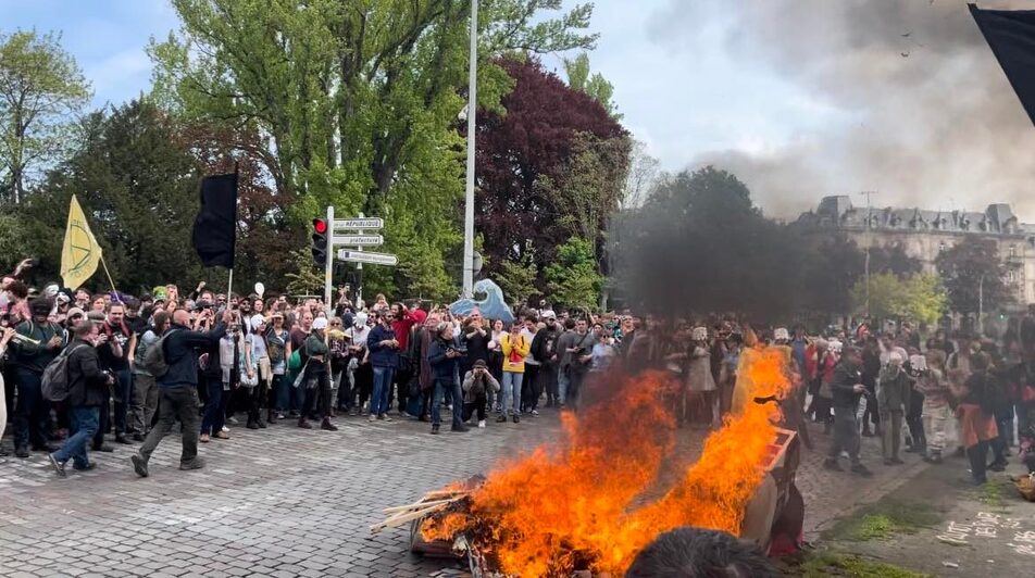 Marionnette d’Emmanuel Macron brûlée : la préfecture condamne, mais que dit la loi ?