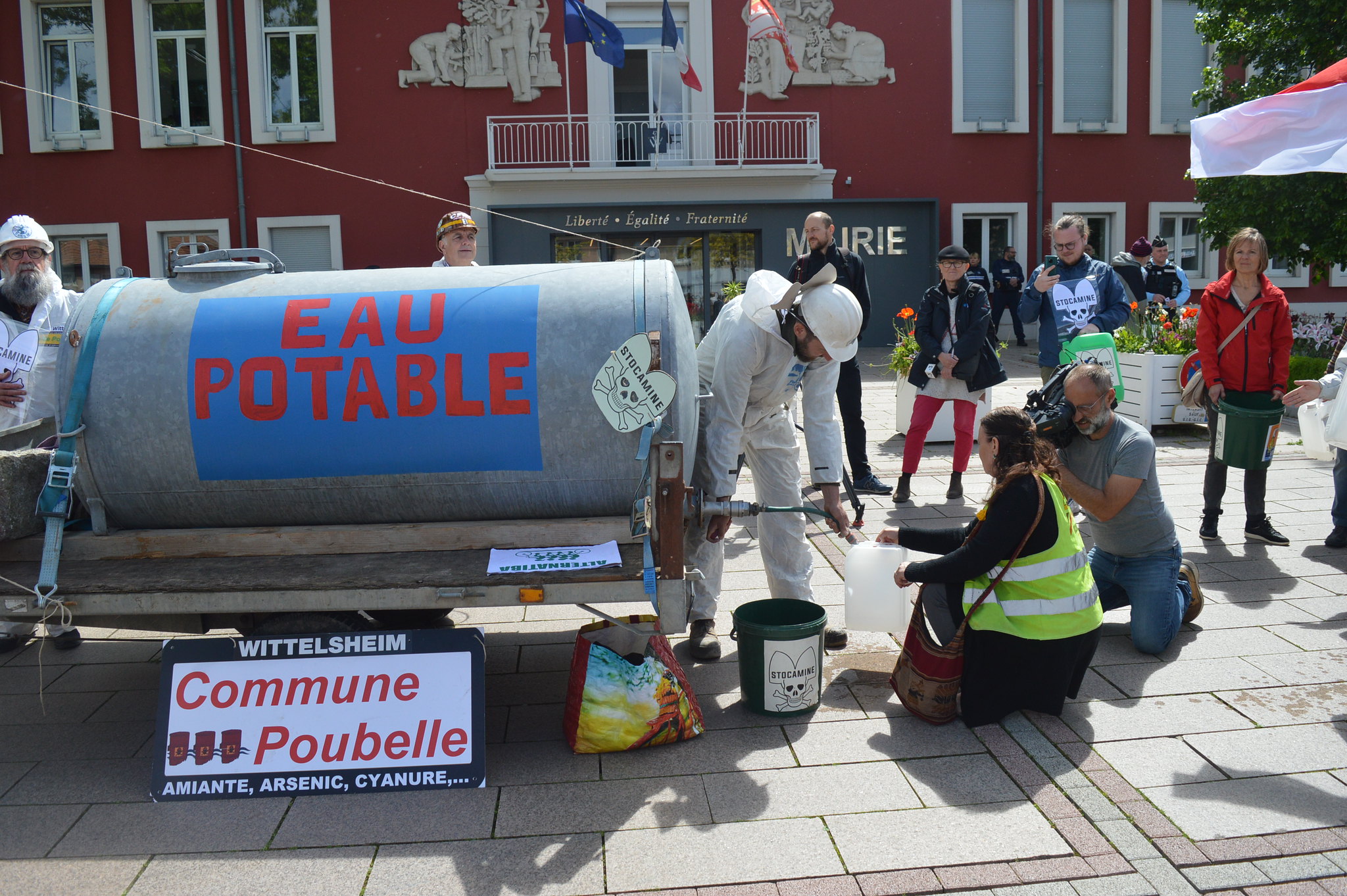 Stocamine : les opposants au confinement des déchets distribuent de l’eau potable à Wittelsheim