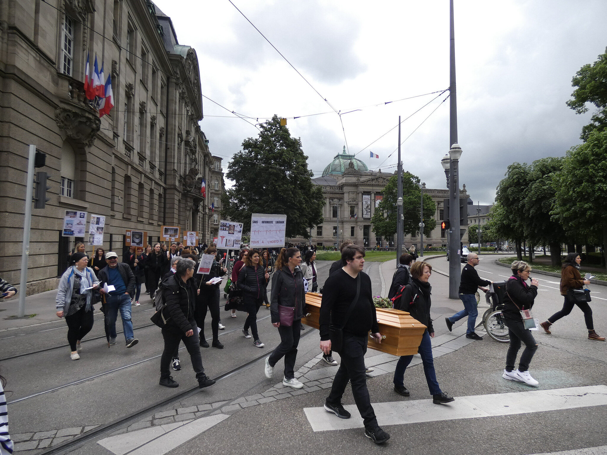 Une cinquantaine d’infirmiers libéraux manifestent pour « la survie de leur profession »