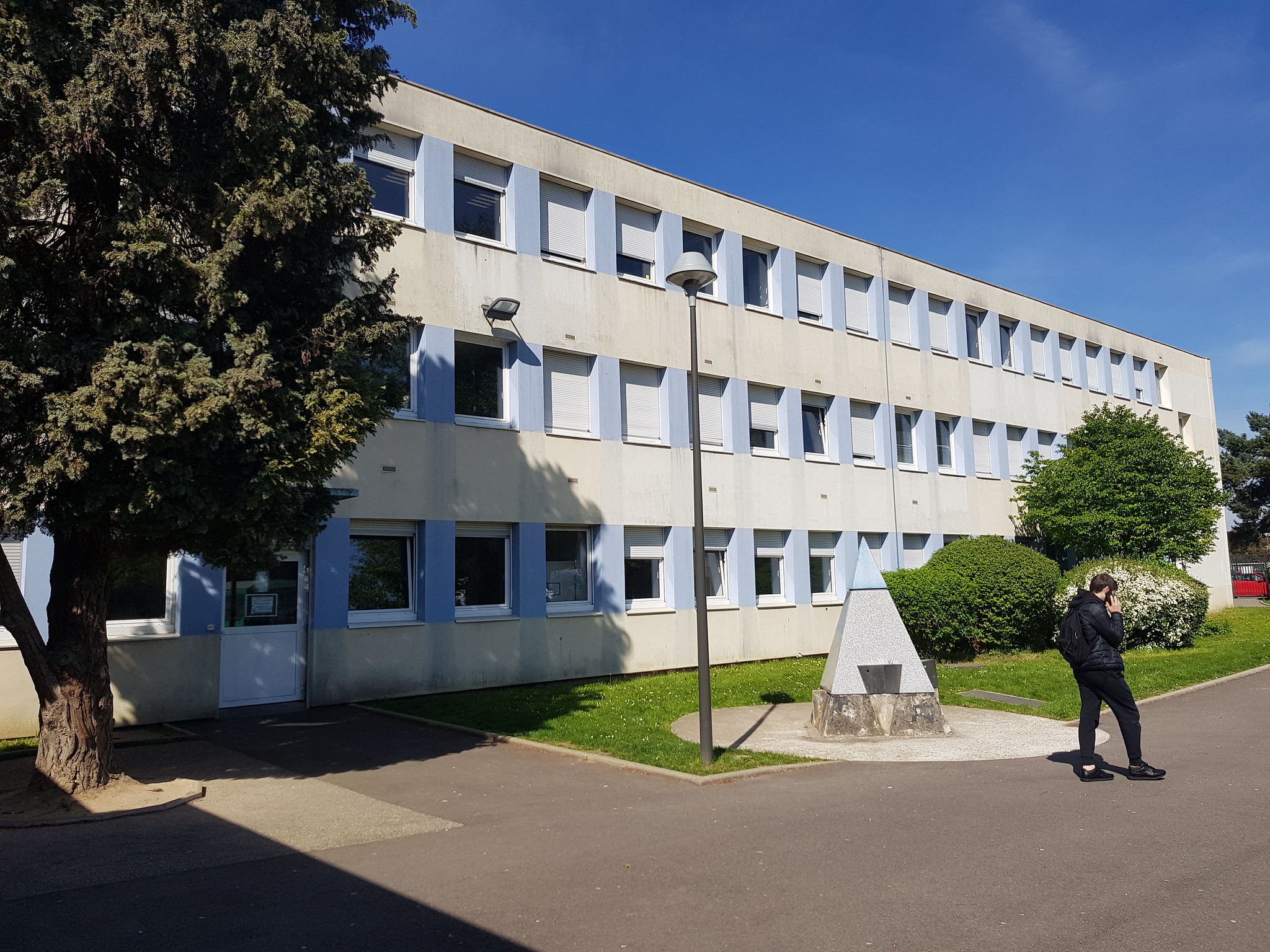 Au collège Sophie Germain, des enseignants traumatisés par des explosions de pétards en classe