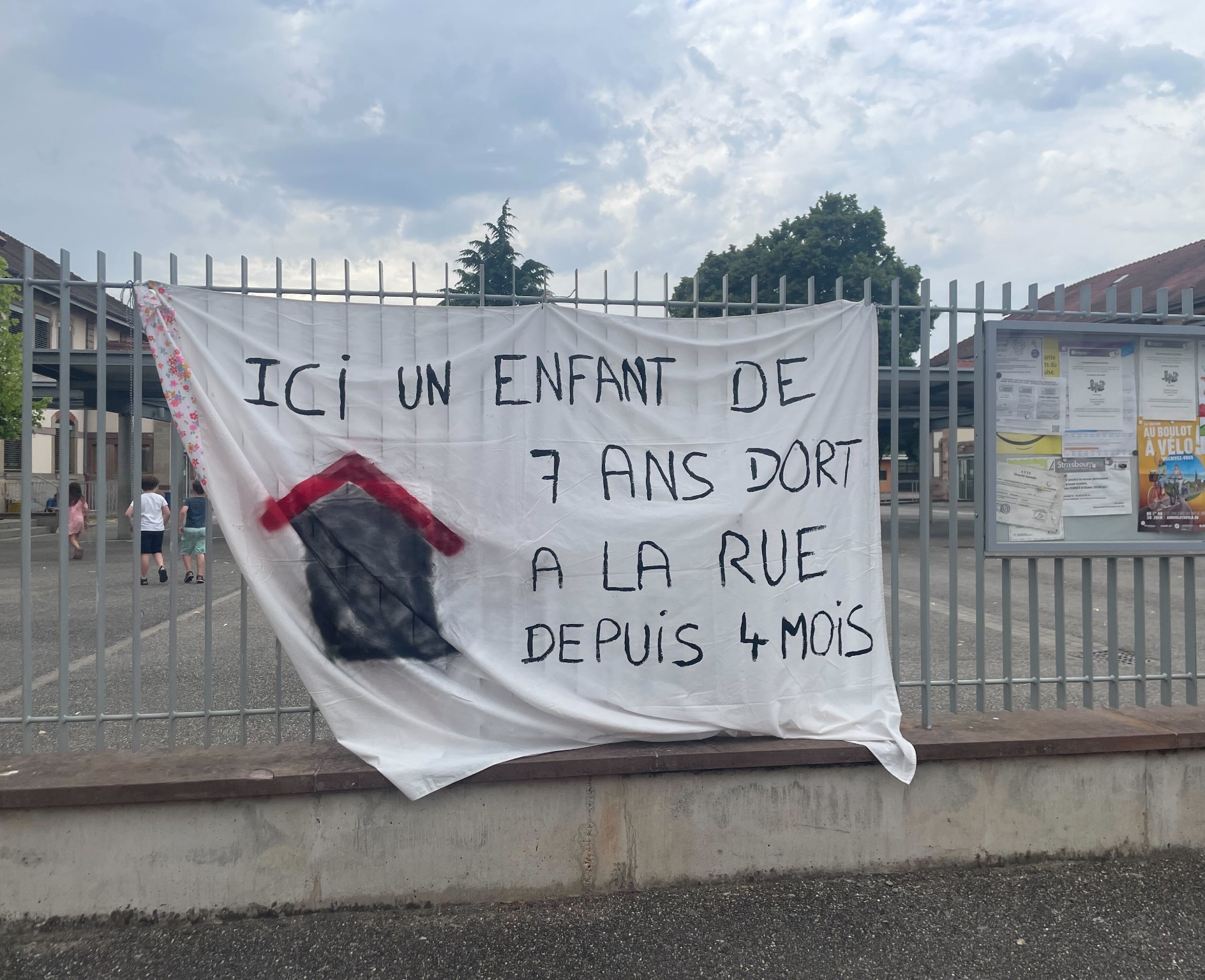 Après avoir occupé une école, des parents d’élèves obtiennent un hébergement pour une famille à la rue